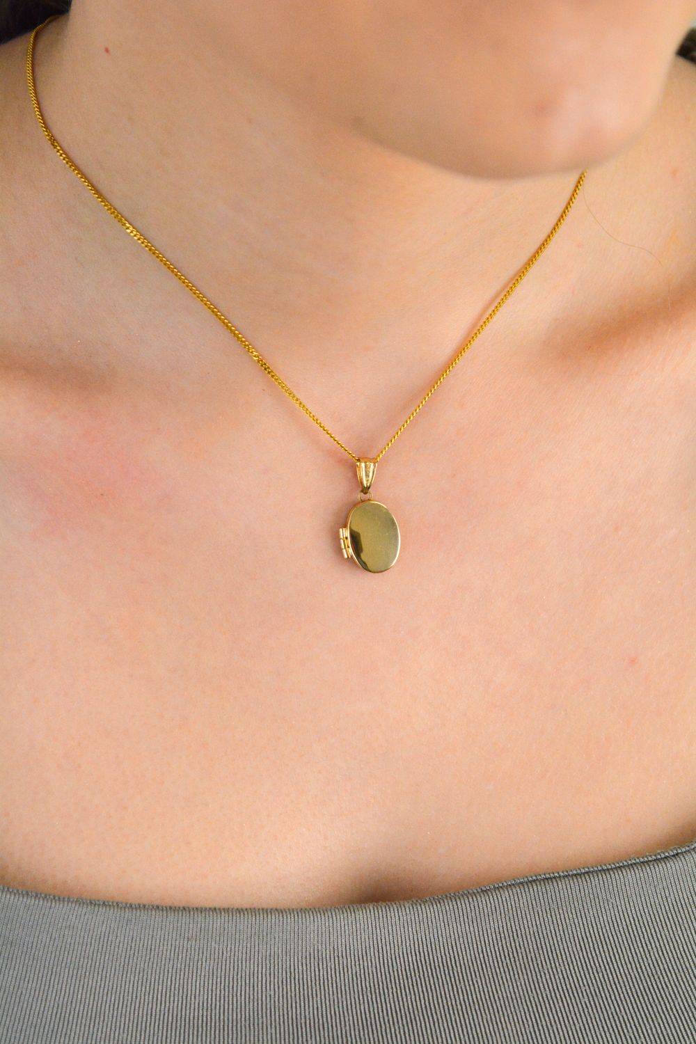 Złota zawieszka próby 375 owalne puzderko z grawerem ZA 1790 375 Złota zawieszka 375 owalne puzderko z grawerem  to klasyczny element biżuterii mogącej pięknie ozdobić każdy kobiecy dekolt.1.jpg